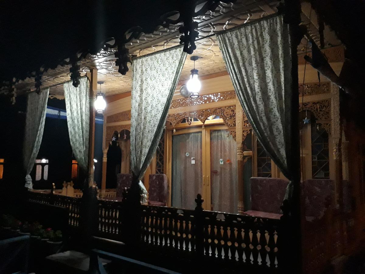 Heritage Geneva House Boat Srīnagar Exterior foto